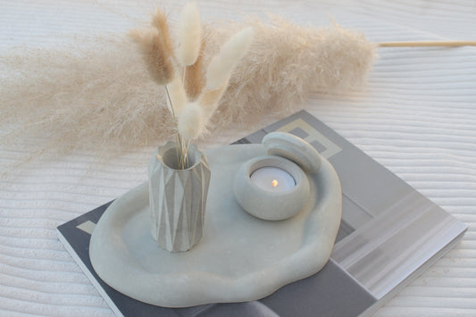 Deko Set aus Beton mit stylischer Vase, Teelichthalter und wolkigem Tablett