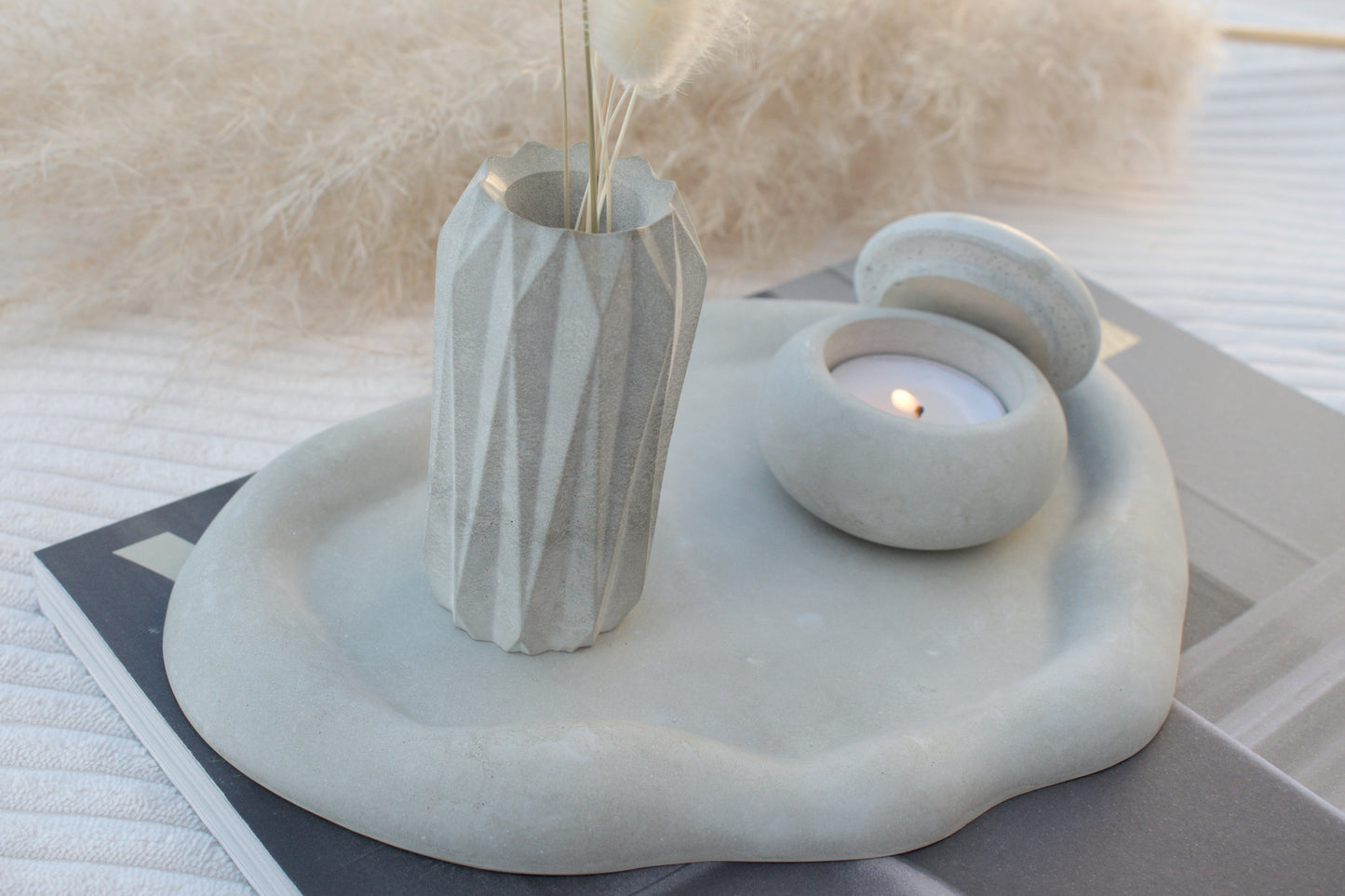 Deko Set aus Beton mit stylischer Vase, Teelichthalter und wolkigem Tablett