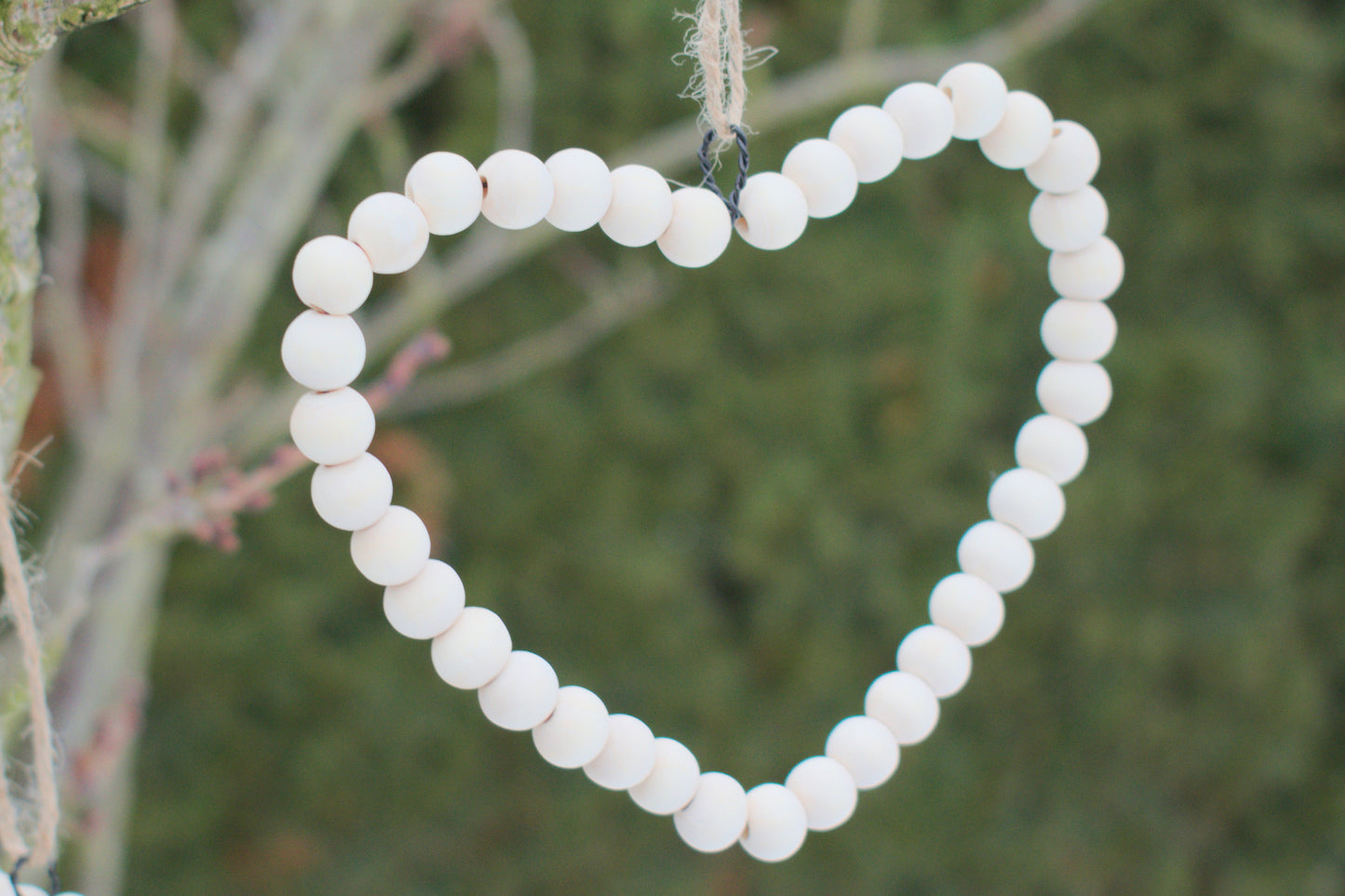 Herz aus Draht & Holzperlen – natürliche Deko im Skandi-Stil