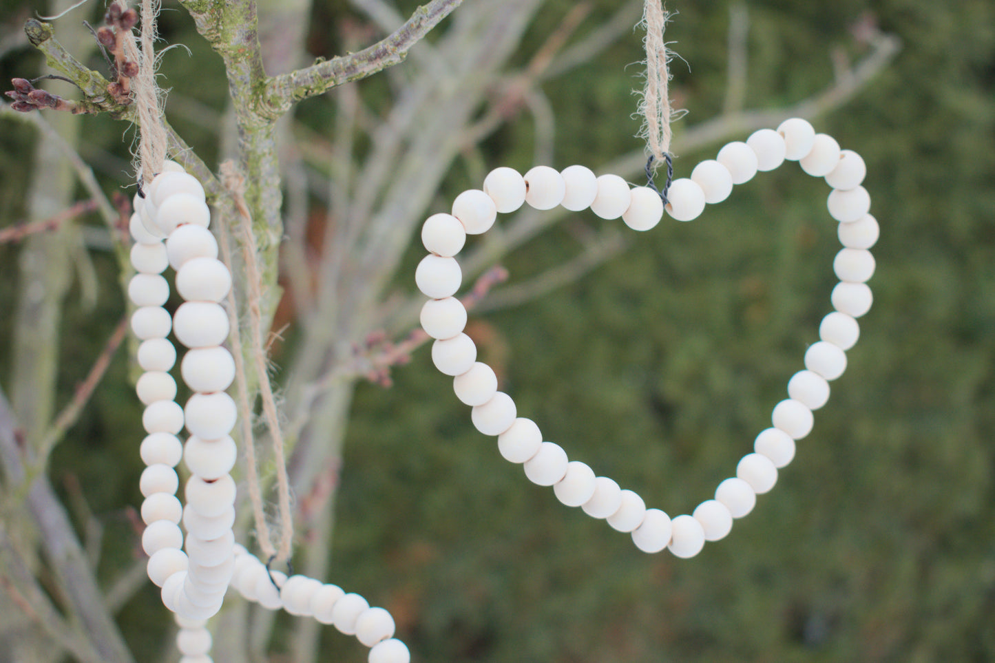 Herz aus Draht & Holzperlen – natürliche Deko im Skandi-Stil