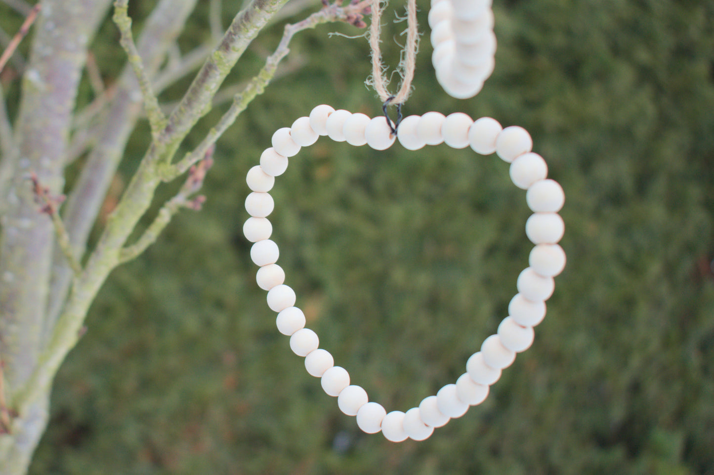 Herz aus Draht & Holzperlen – natürliche Deko im Skandi-Stil