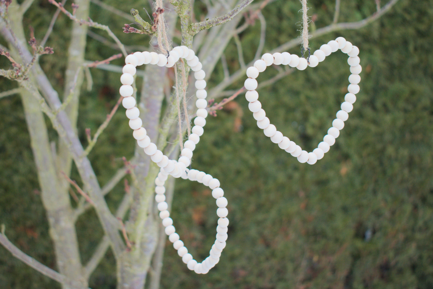 Herz aus Draht & Holzperlen – natürliche Deko im Skandi-Stil