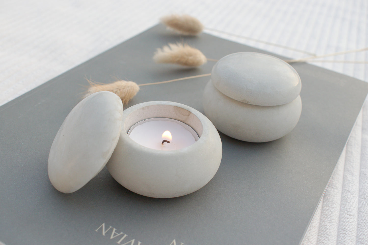 Kerzenhalter Set aus grauem Beton für Dein Skandi zu Hause