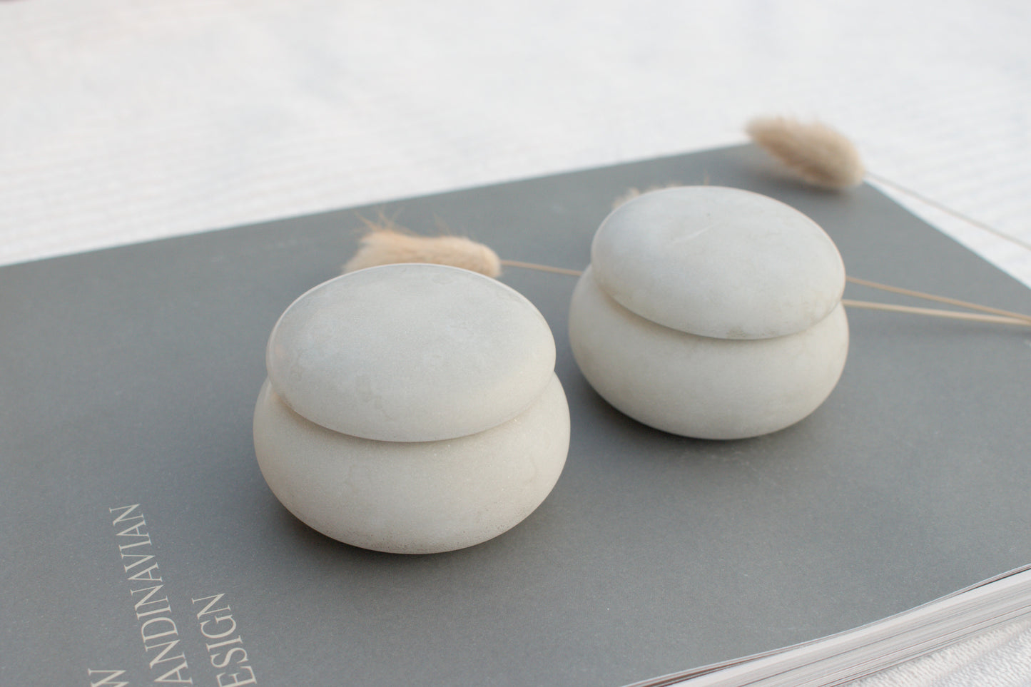 Kerzenhalter Set aus grauem Beton für Dein Skandi zu Hause