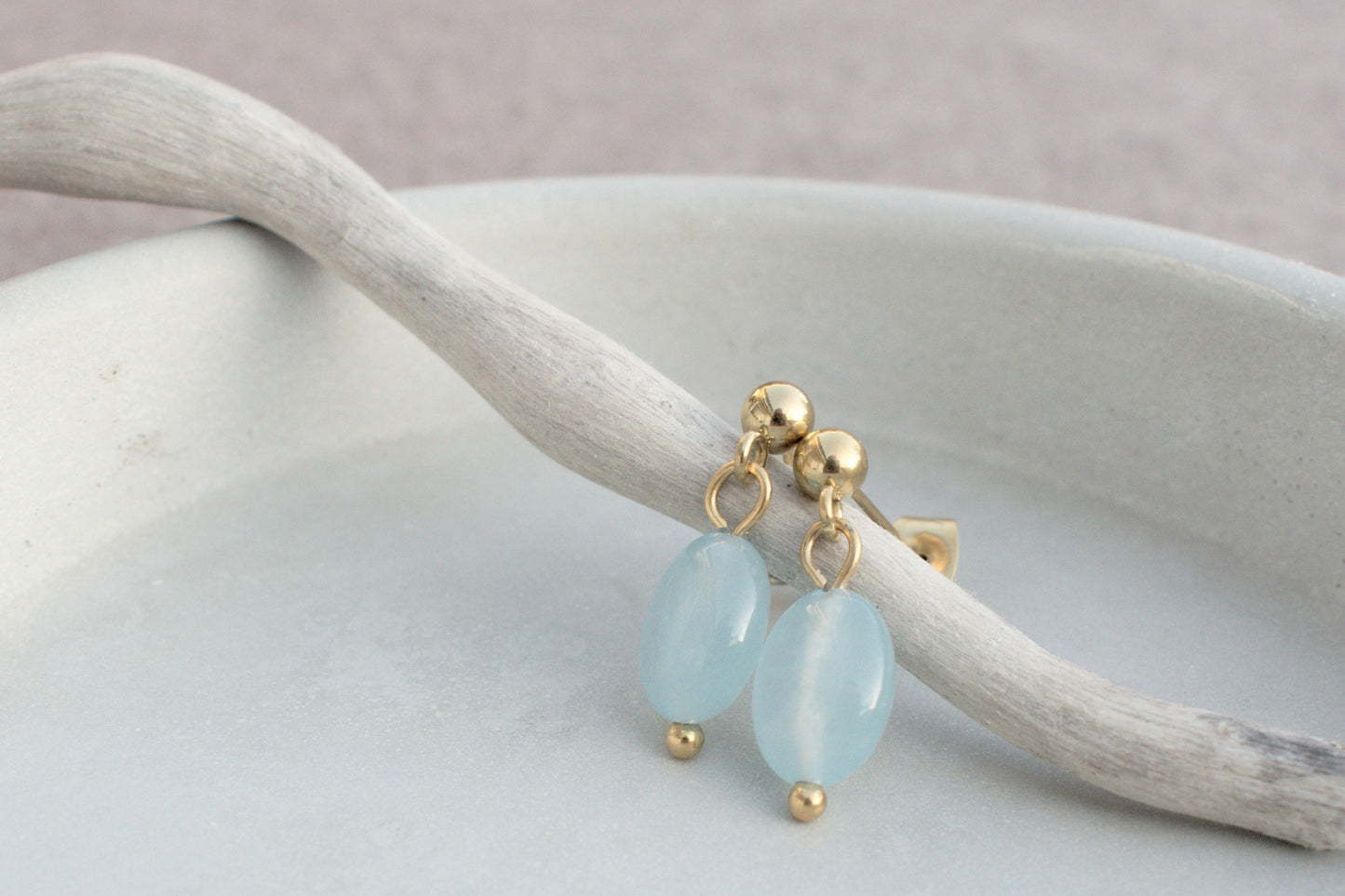 Vergoldete Edelstahl Ohrstecker mit ovalem, flachen Aquamarin – minimalistisch & zeitlos