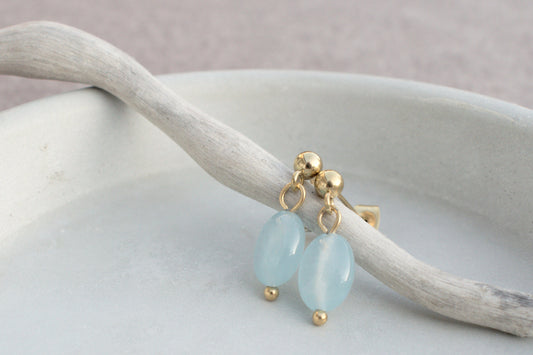 Vergoldete Edelstahl Ohrstecker mit ovalem, flachen Aquamarin – minimalistisch & zeitlos