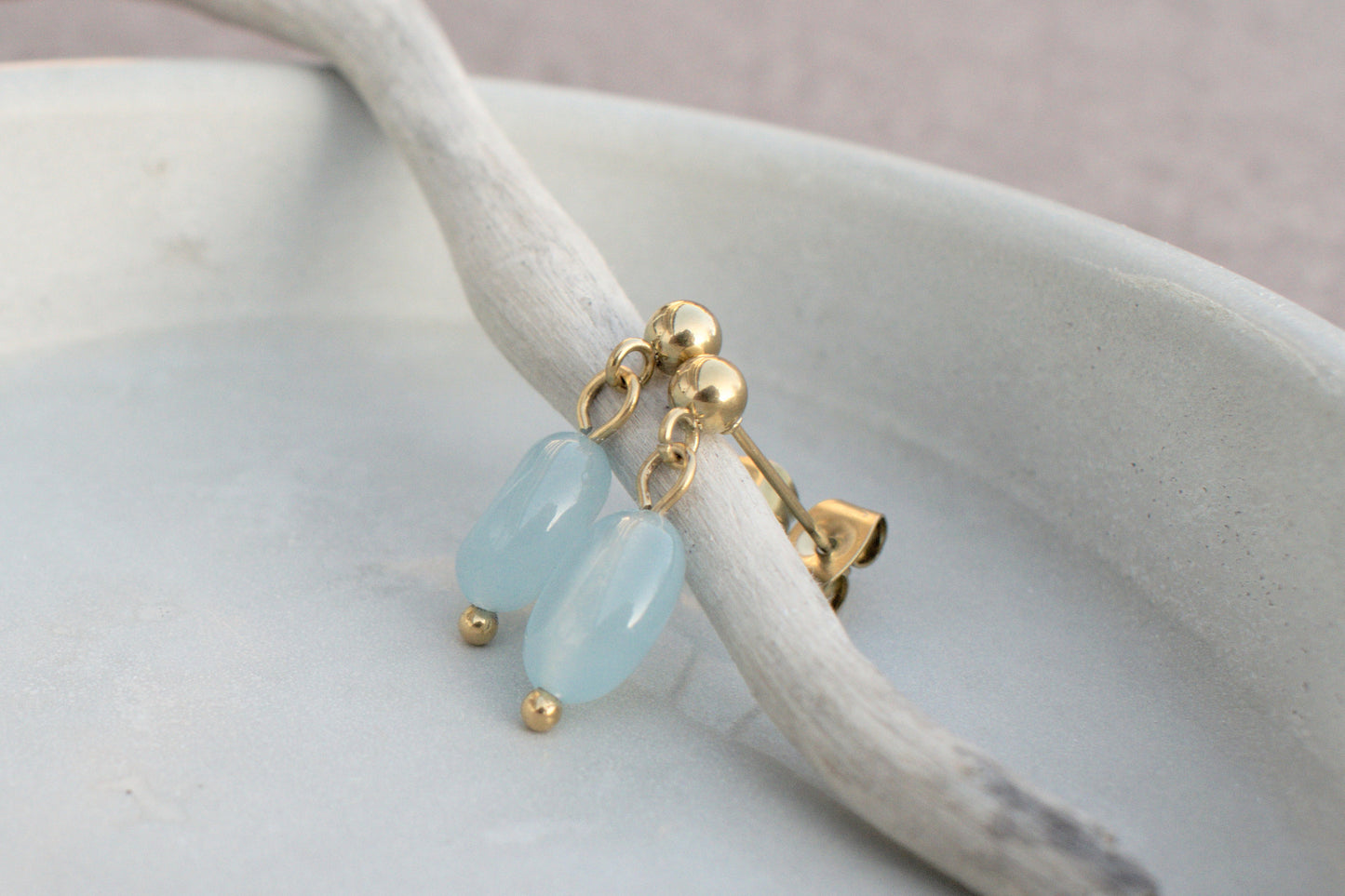 Vergoldete Edelstahl Ohrstecker mit ovalem, flachen Aquamarin – minimalistisch & zeitlos