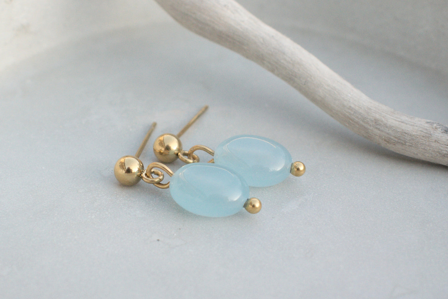 Vergoldete Edelstahl Ohrstecker mit ovalem, flachen Aquamarin – minimalistisch & zeitlos