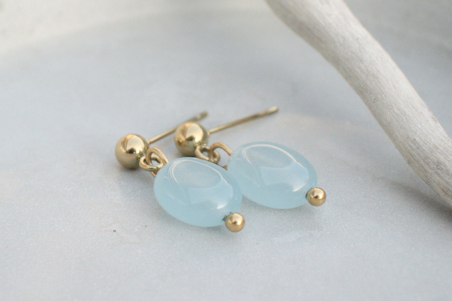 Vergoldete Edelstahl Ohrstecker mit ovalem, flachen Aquamarin – minimalistisch & zeitlos
