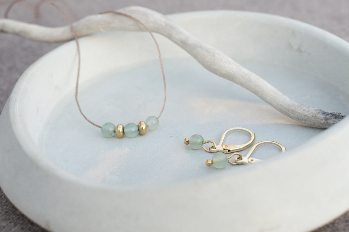 Halskette mit grünem Aventurin und goldenen Edelstahlperlen – minimalistisch & modern