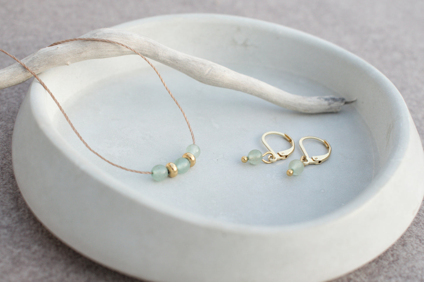 Halskette mit grünem Aventurin und goldenen Edelstahlperlen – minimalistisch & modern