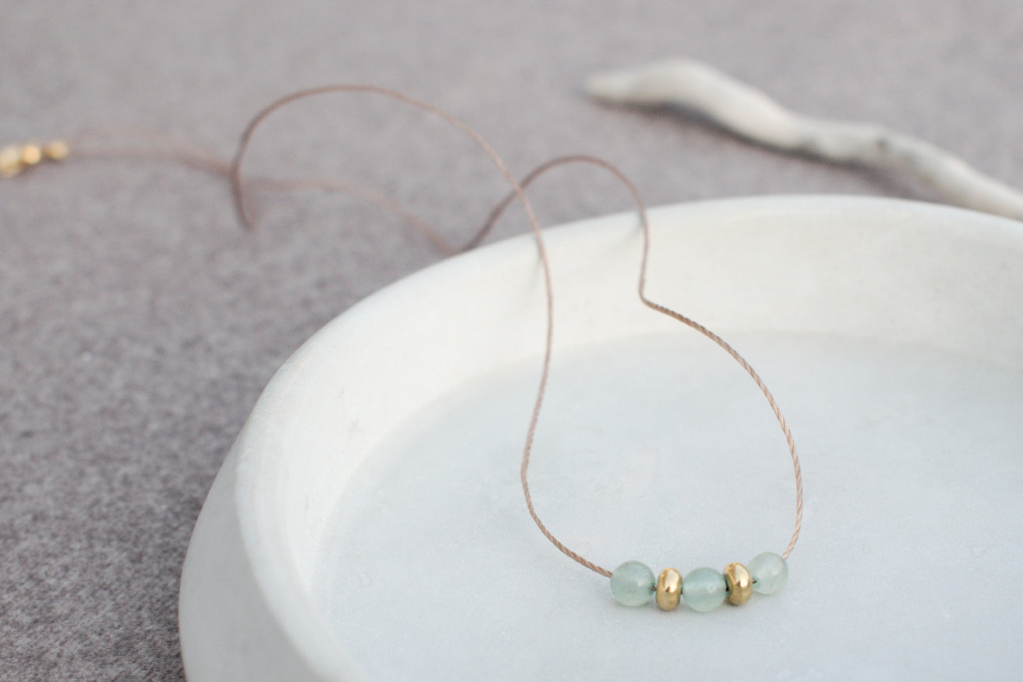 Halskette mit grünem Aventurin und goldenen Edelstahlperlen – minimalistisch & modern