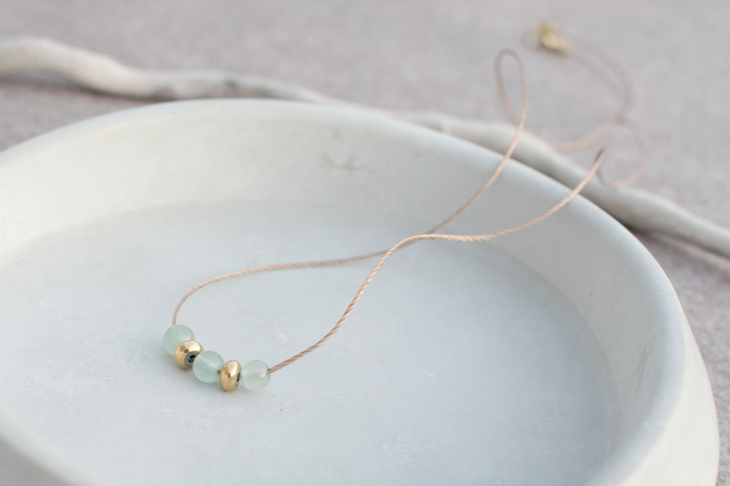 Halskette mit grünem Aventurin und goldenen Edelstahlperlen – minimalistisch & modern
