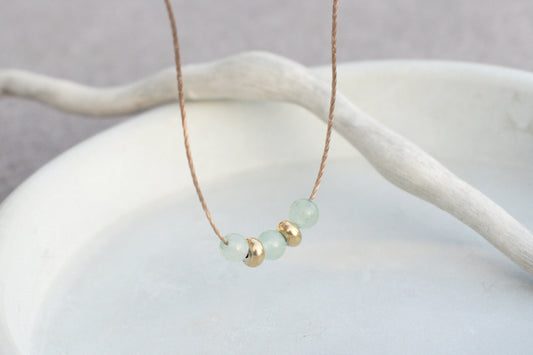 Halskette mit grünem Aventurin und goldenen Edelstahlperlen – minimalistisch & modern