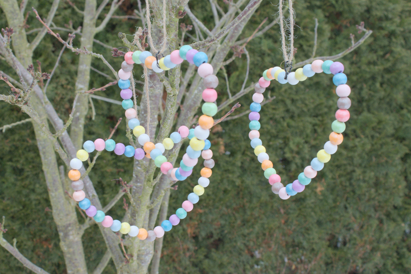 Deko-Anhänger aus bunten Holzperlen in Herzform – Skandi Home Deko mit Frühlingshafte Frühlingsgefühl