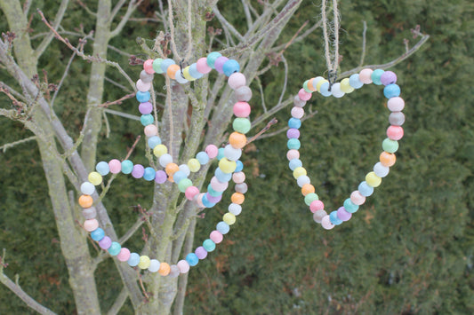 Deko-Anhänger aus bunten Holzperlen in Herzform – Skandi Home Deko mit Frühlingshafte Frühlingsgefühl