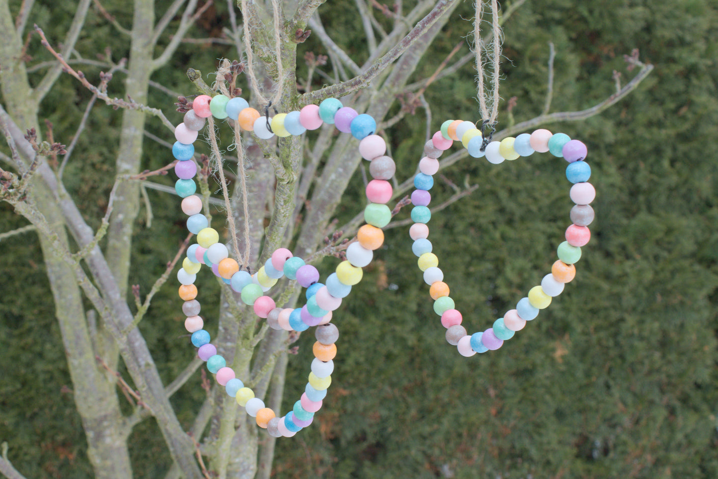 Deko-Anhänger aus bunten Holzperlen in Herzform – Skandi Home Deko mit Frühlingshafte Frühlingsgefühl