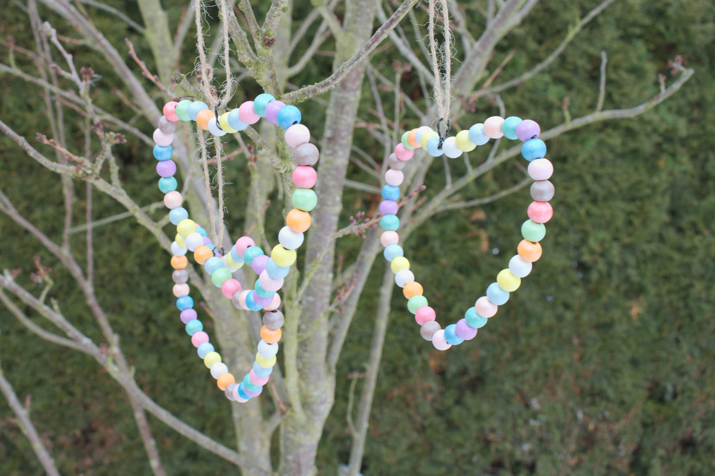 Deko-Anhänger aus bunten Holzperlen in Herzform – Skandi Home Deko mit Frühlingshafte Frühlingsgefühl