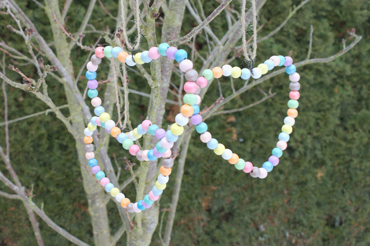 Deko-Anhänger aus bunten Holzperlen in Herzform – Skandi Home Deko mit Frühlingshafte Frühlingsgefühl