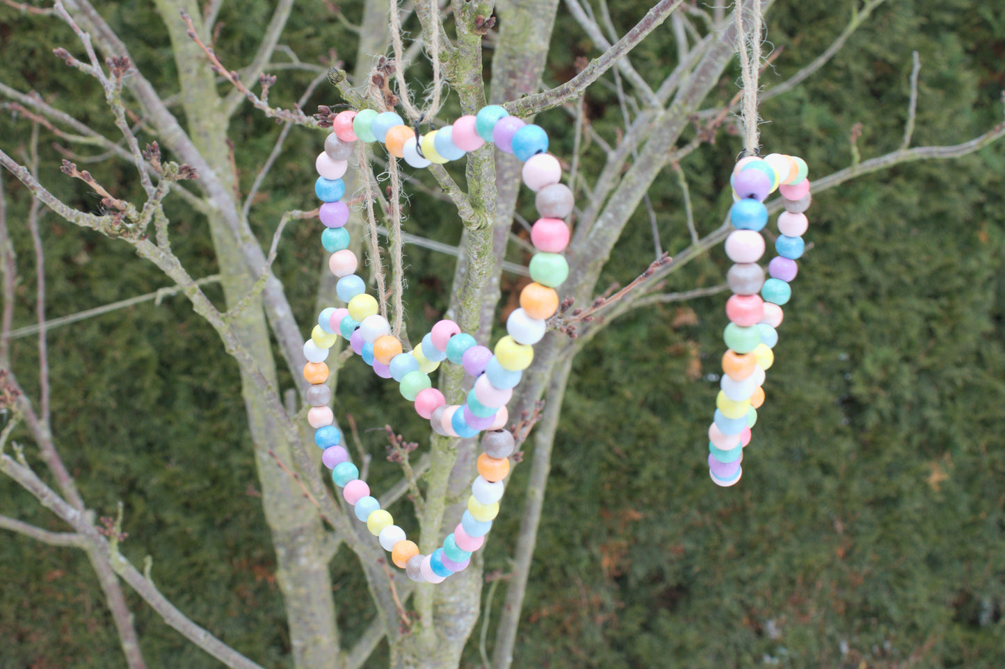 Deko-Anhänger aus bunten Holzperlen in Herzform – Skandi Home Deko mit Frühlingshafte Frühlingsgefühl