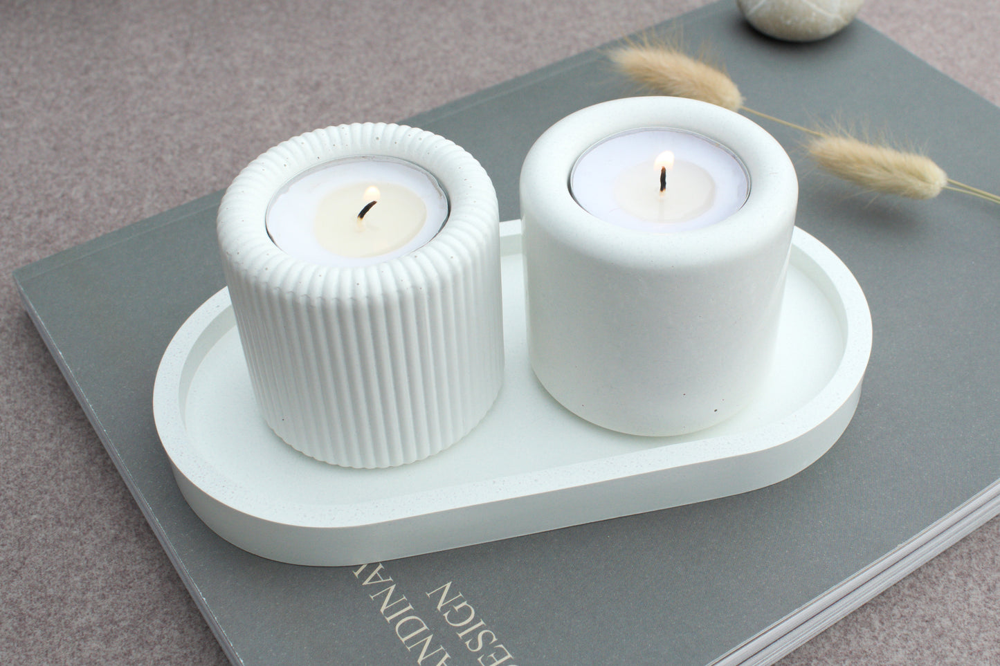 3er Set Kerzenhalter und Tablett aus weißem geriffelten und glatten Beton, Teelichthalter modern und industrial