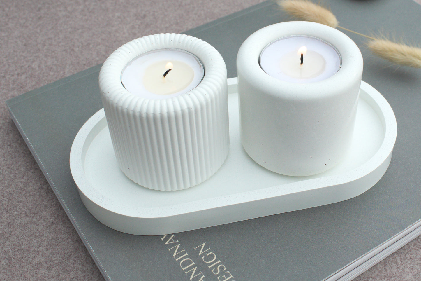 3er Set Kerzenhalter und Tablett aus weißem geriffelten und glatten Beton, Teelichthalter modern und industrial