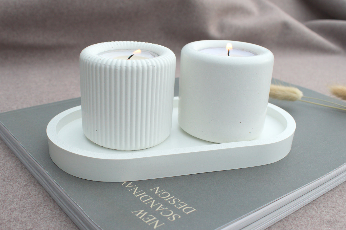 3er Set Kerzenhalter und Tablett aus weißem geriffelten und glatten Beton, Teelichthalter modern und industrial