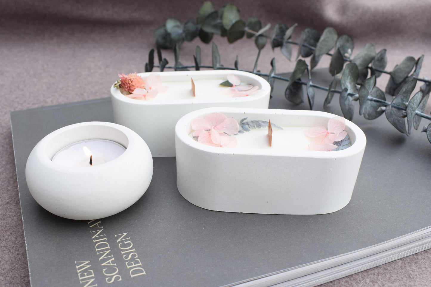 Deko Set aus Beton mit einer Kerze und getrockneten Blüten
