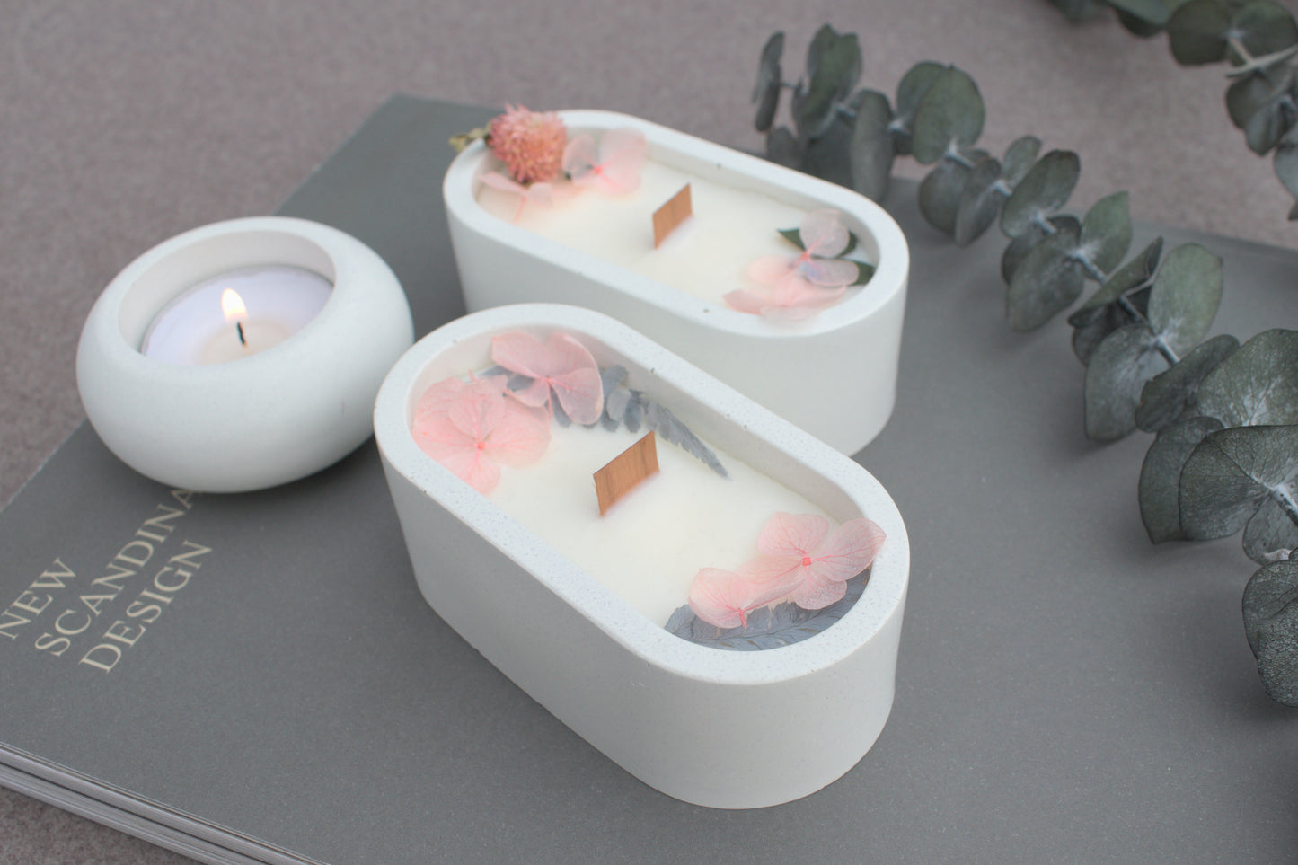 Deko Set aus Beton mit einer Kerze und getrockneten Blüten