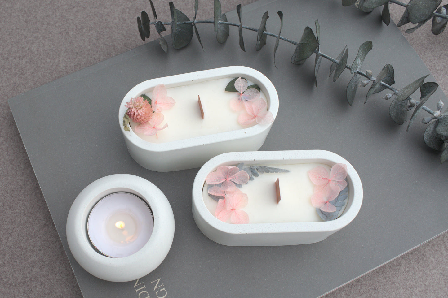 Deko Set aus Beton mit einer Kerze und getrockneten Blüten