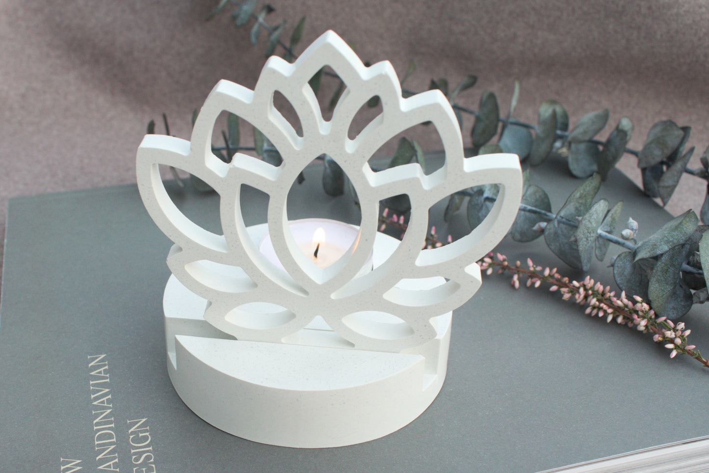 Skandi Kerzenhalter aus weißem Beton im minimalisatisches Design mit sanfter, wohltuender Atmosphäre für Yoga