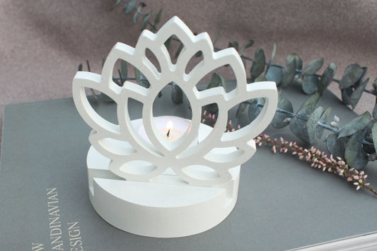 Skandi Kerzenhalter aus weißem Beton im minimalisatisches Design mit sanfter, wohltuender Atmosphäre für Yoga