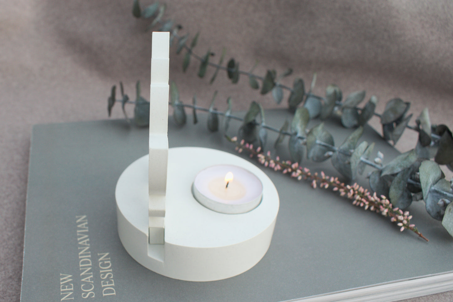 Skandi Kerzenhalter aus weißem Beton im minimalisatisches Design mit sanfter, wohltuender Atmosphäre für Yoga