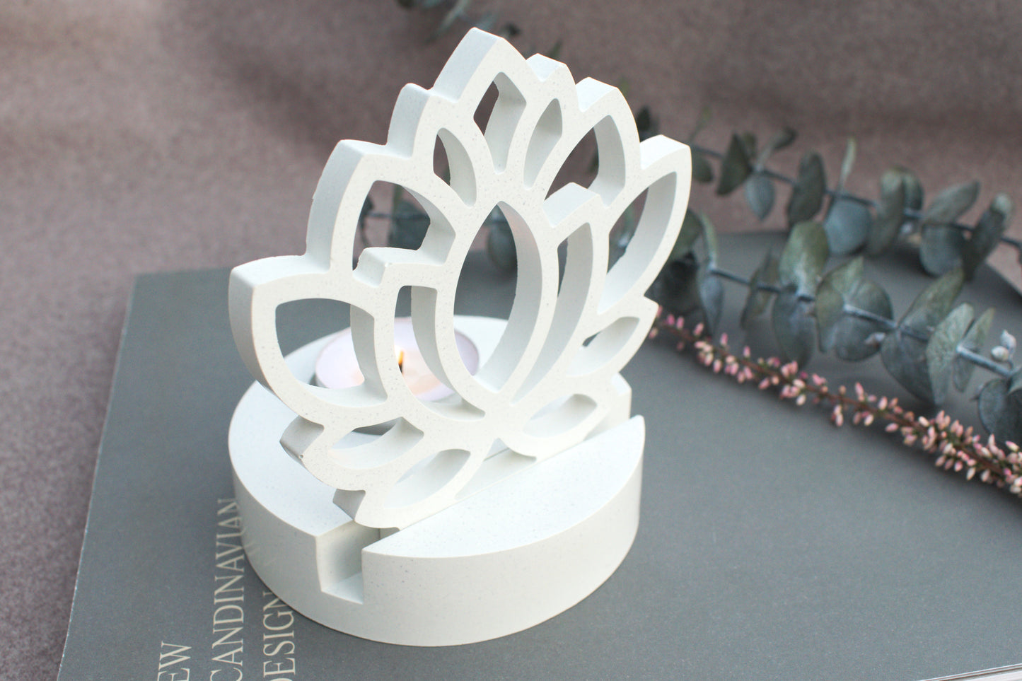 Skandi Kerzenhalter aus weißem Beton im minimalisatisches Design mit sanfter, wohltuender Atmosphäre für Yoga