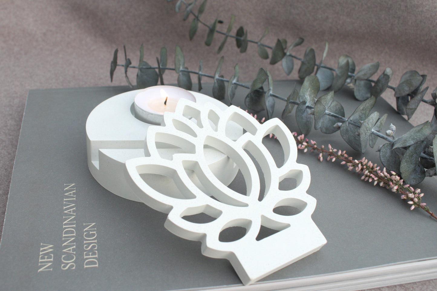 Skandi Kerzenhalter aus weißem Beton im minimalisatisches Design mit sanfter, wohltuender Atmosphäre für Yoga