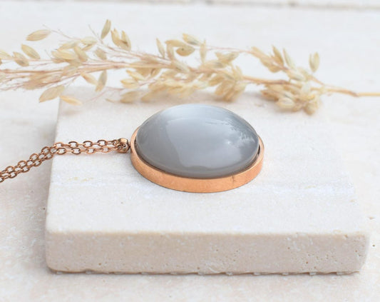 Rosegoldene Kette mit himmelblauem Cabochon