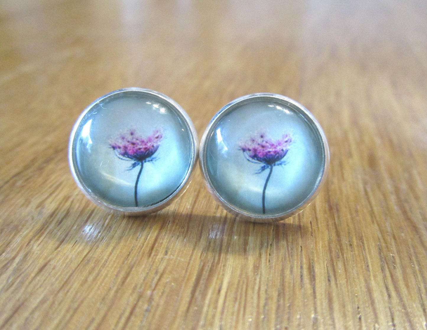 Ohrringe mit Blumen, Ohrstecker mit Cabochon, silberne Orstecker