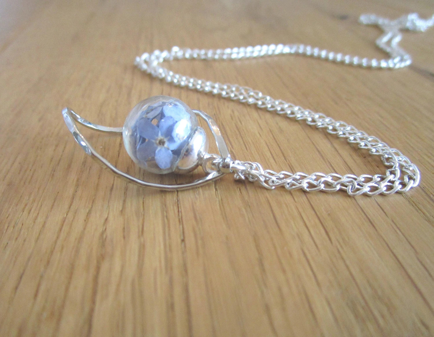 Kette mit Vergissmeinnicht, Blütenschmuck, Schmuck aus der Natur, Geschenk für den Muttertag