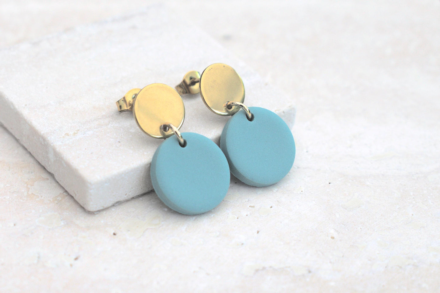 Türkis goldene Polymer Ton Ohrringe, leichte Ohrringe, bunte Ohrringe aus Ton, türkis wie Minze, Ohrstecker