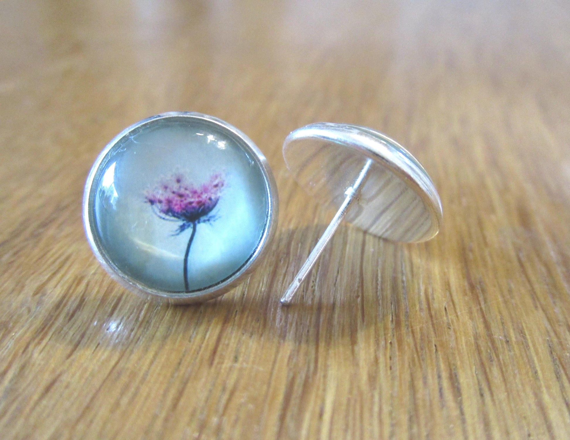 Ohrringe mit Blumen, Ohrstecker mit Cabochon, silberne Orstecker