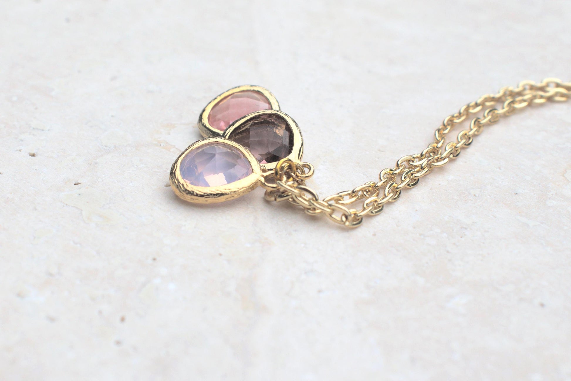 Goldene Kette mit rosa Anhängern, Kette zur Hochzeit, Frühlingskette, rosa Halskette, Blütenschmuck