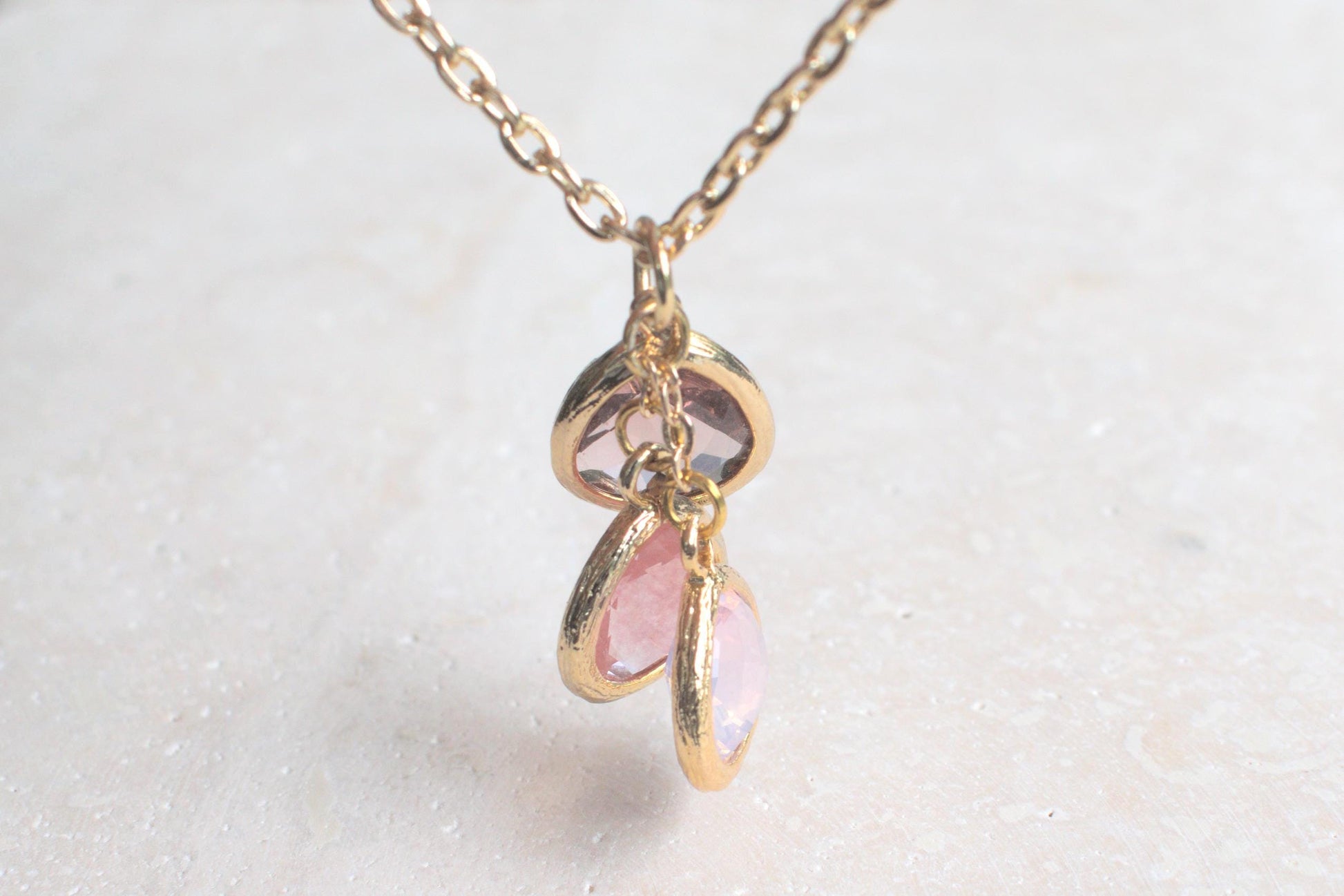 Goldene Kette mit rosa Anhängern, Kette zur Hochzeit, Frühlingskette, rosa Halskette, Blütenschmuck