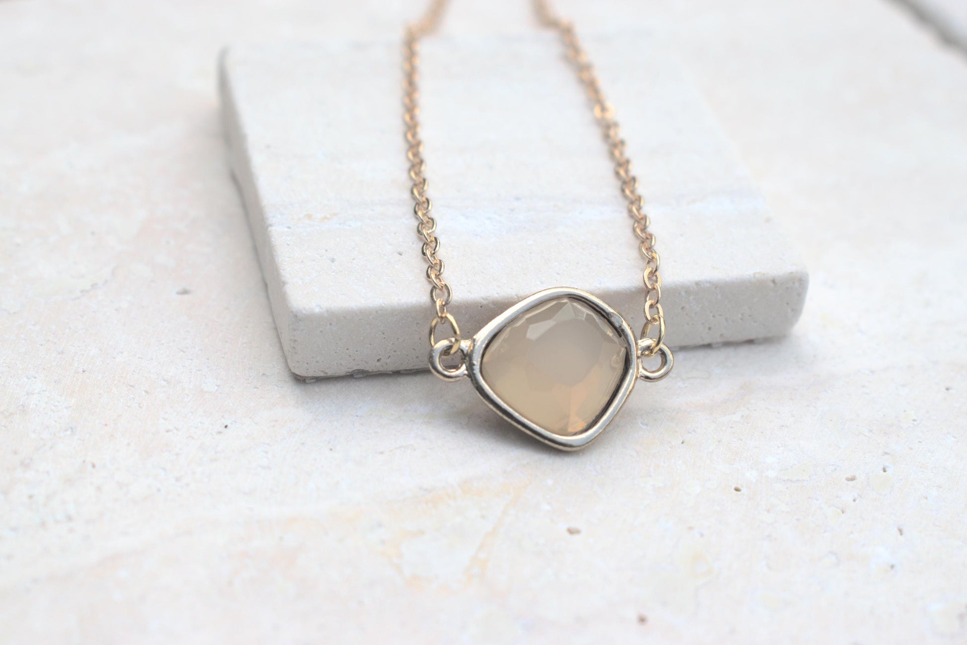 Halskette mit rosa Anhänger, Halskette in gold, elegante Halskette, zarte Halskette