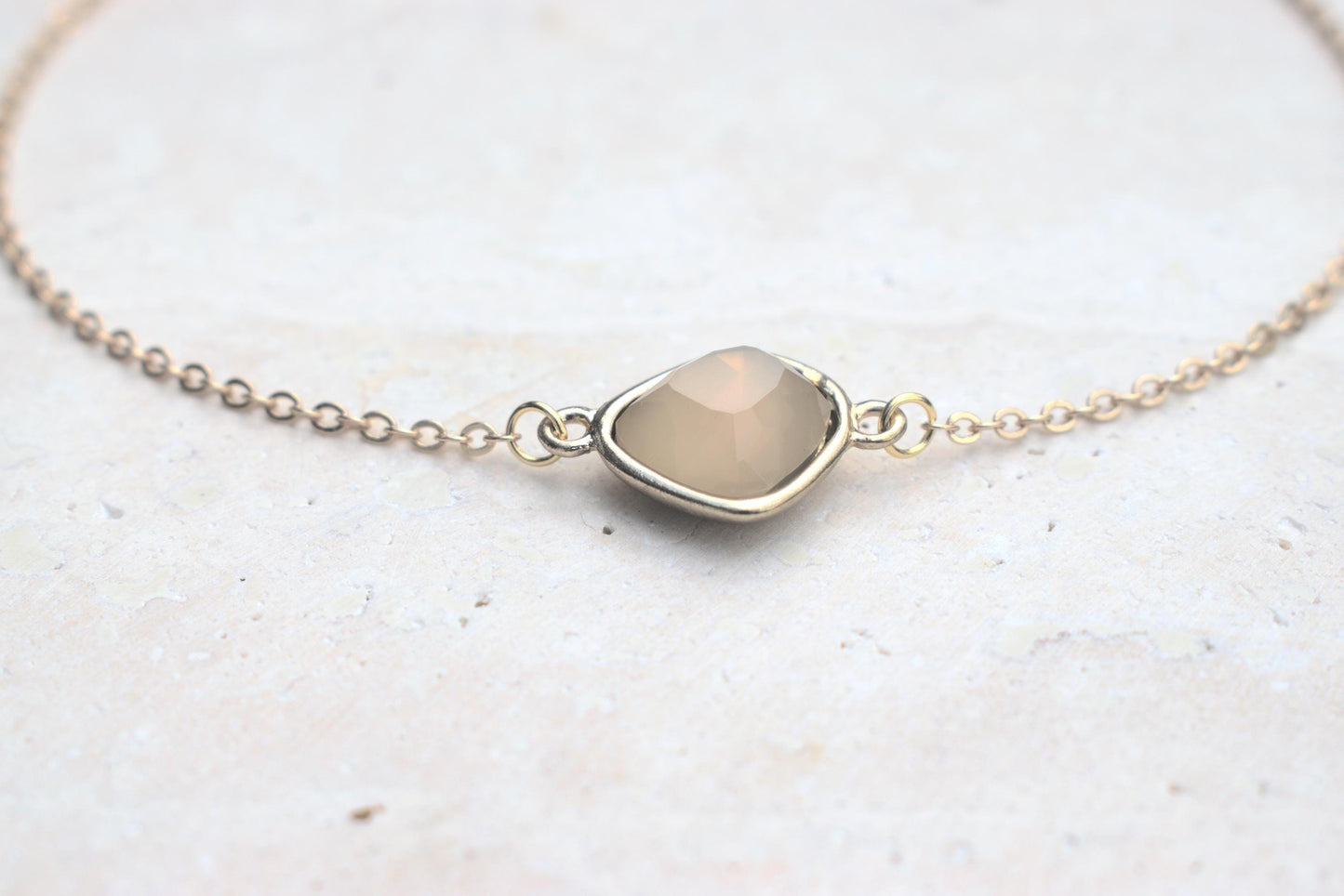 Halskette mit rosa Anhänger, Halskette in gold, elegante Halskette, zarte Halskette