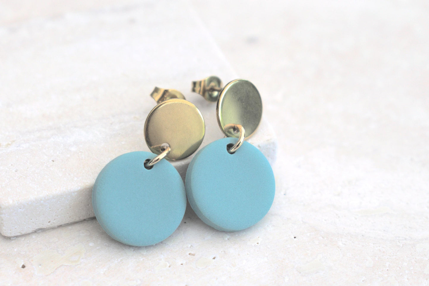 Türkis goldene Polymer Ton Ohrringe, leichte Ohrringe, bunte Ohrringe aus Ton, türkis wie Minze, Ohrstecker