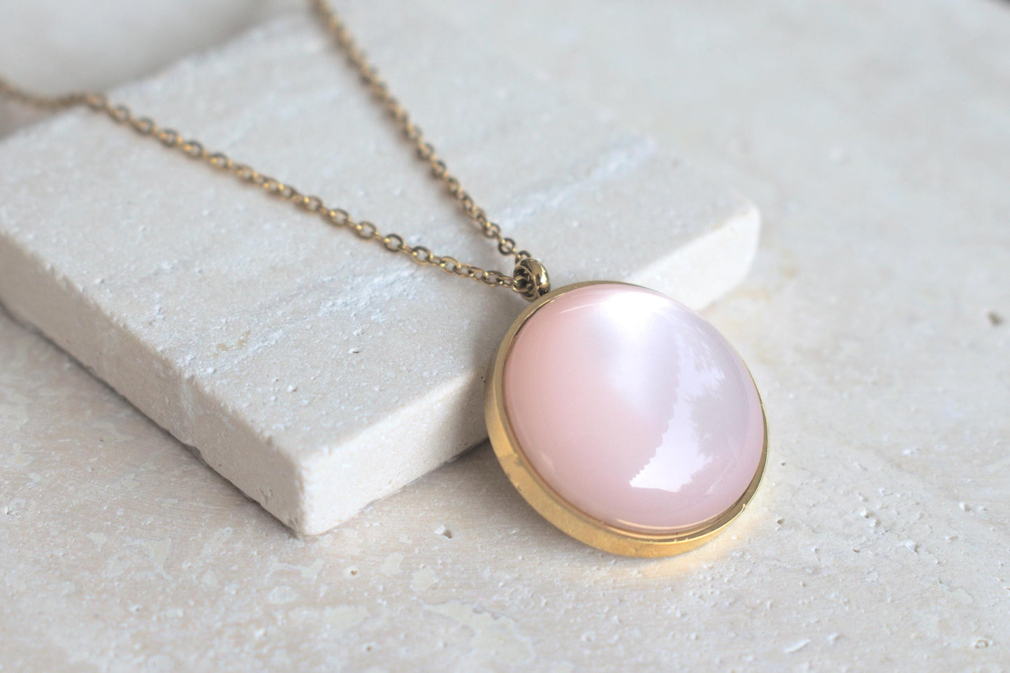 Goldene Kette mit rosa Cabochon, Goldschuck Damen, minimalistischer Schmuck