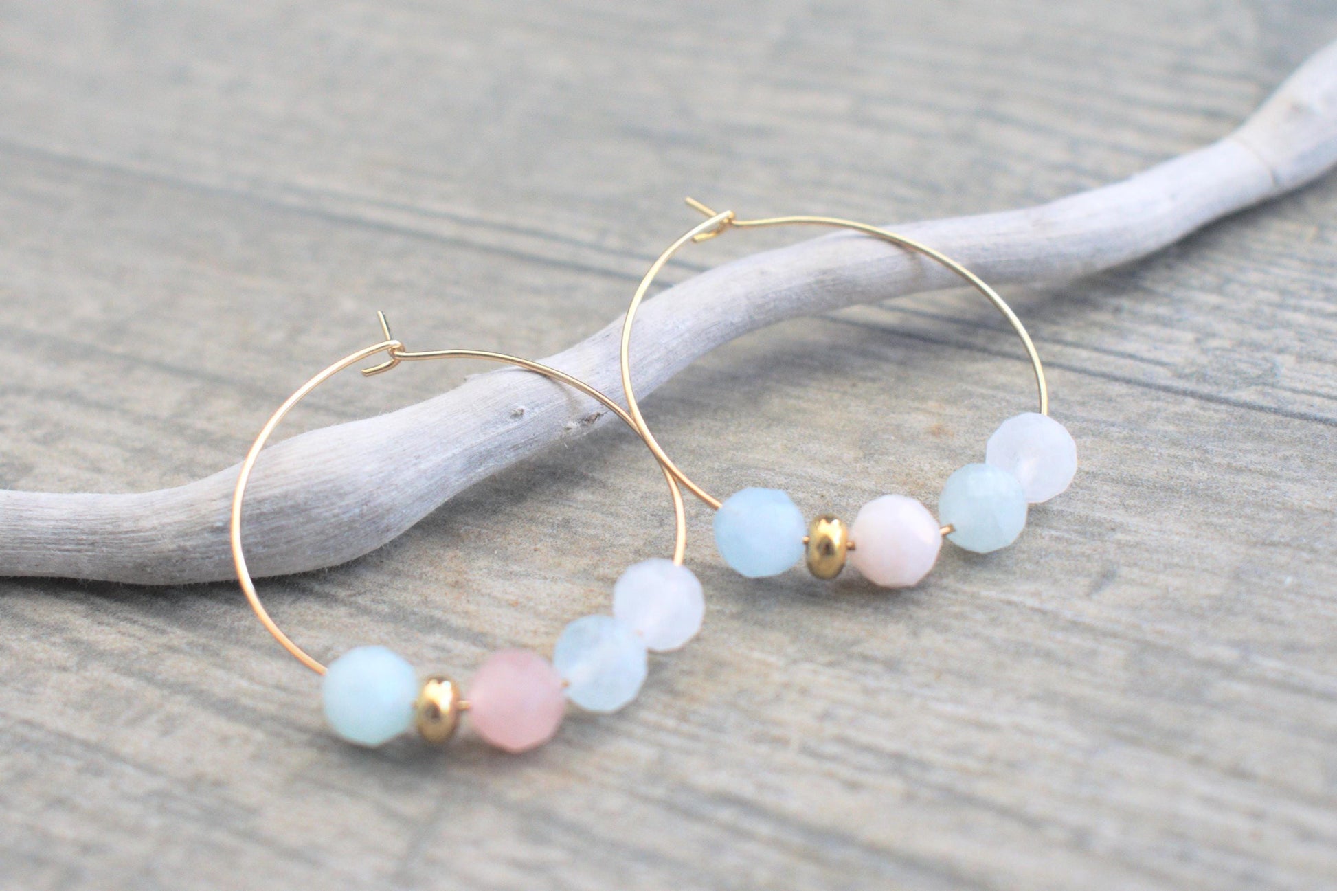 Creolen mit Morganit Perlen, Edelstein Creolen, hängende Ohrringe mit Edelstein