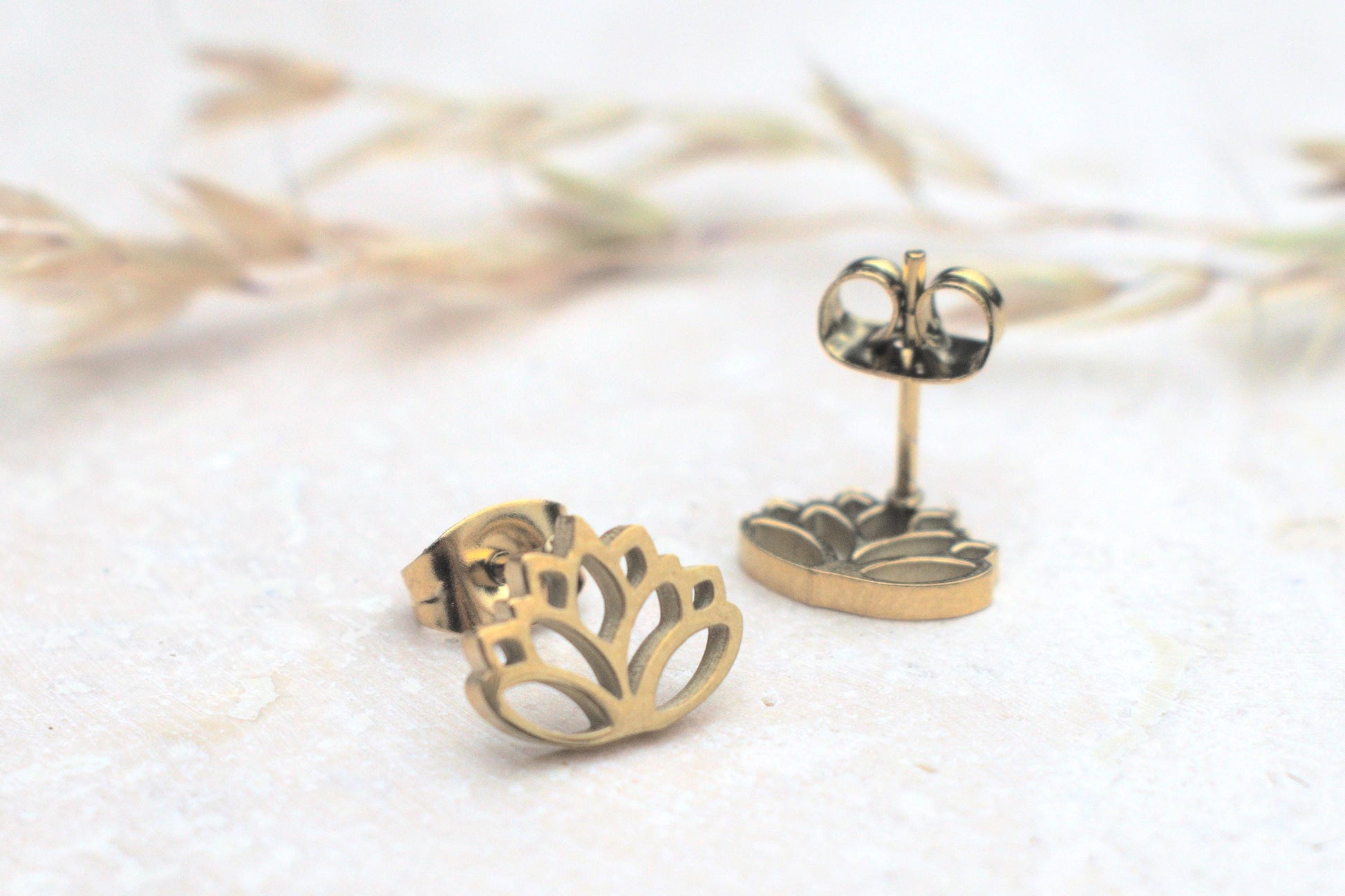 Ohrstecker Lotus Blüte, Lotus Schmuck gold Yoga, Lotus Ohrringe Damen Edelstahl