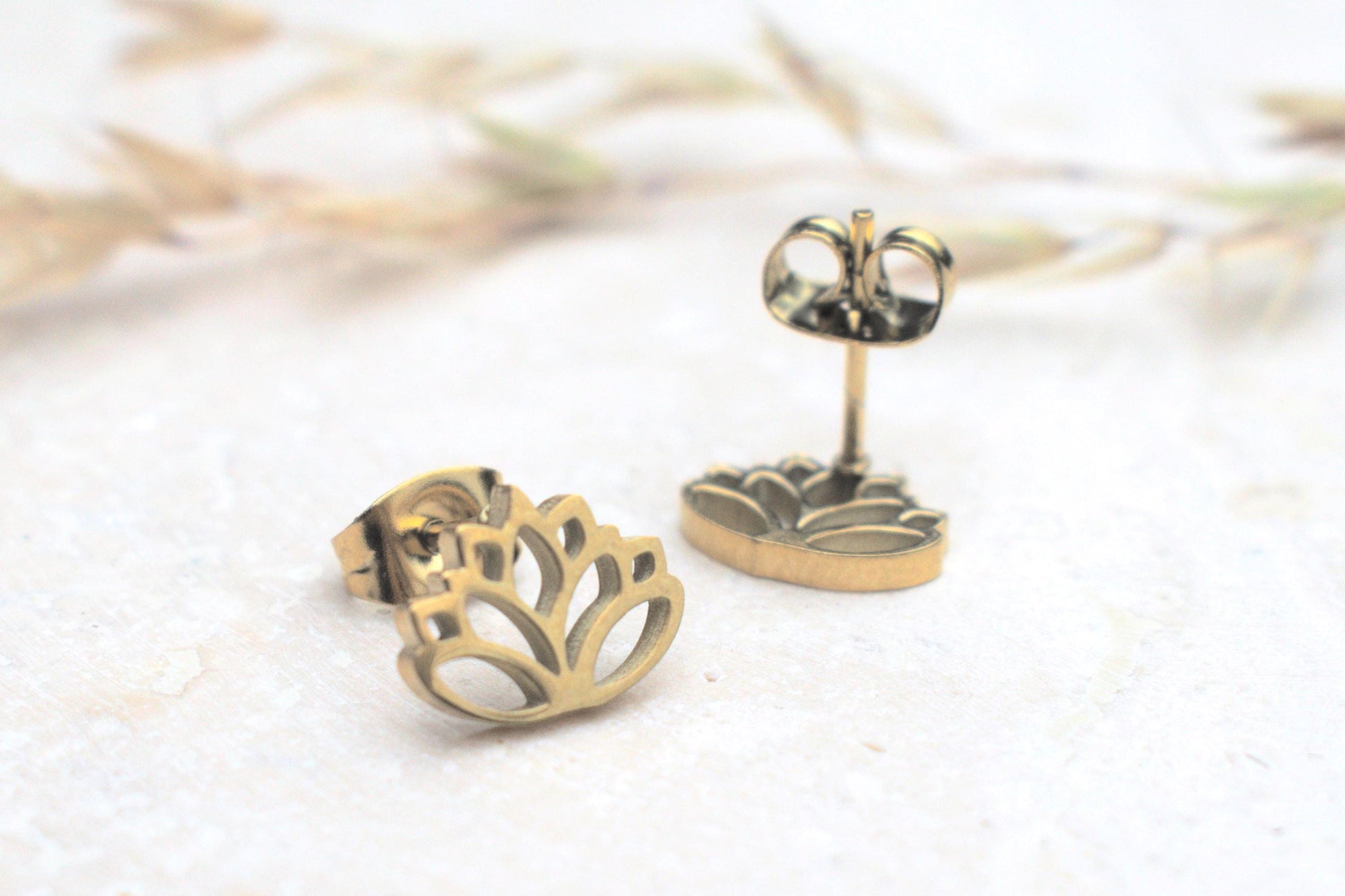 Ohrstecker Lotus Blüte, Lotus Schmuck gold Yoga, Lotus Ohrringe Damen Edelstahl