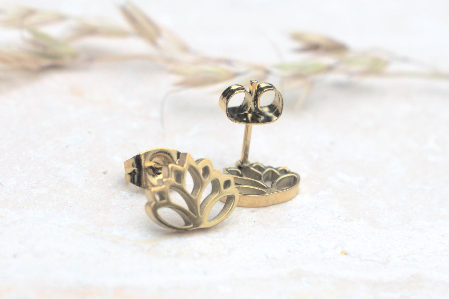 Ohrstecker Lotus Blüte, Lotus Schmuck gold Yoga, Lotus Ohrringe Damen Edelstahl